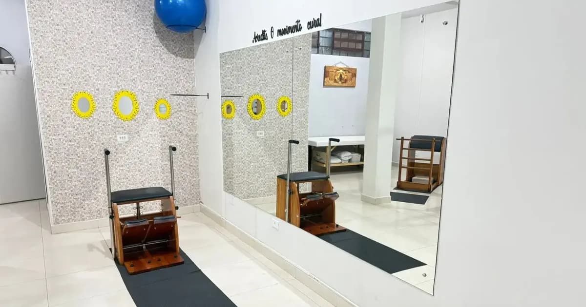 Chair de pilates em frente ao espelho no estúdio da Dra. Geovana Kohut em Campo Mourão