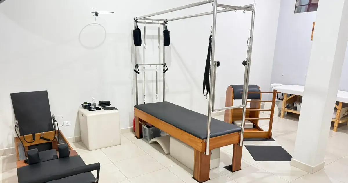 Estúdio de pilates da Dra. Geovana Kohut em Campo Mourão, com reformer, cadillac e barrel