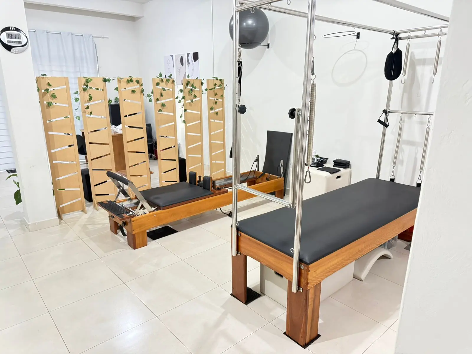 Cadillac e Reformer com biombos decorativos — estúdio Geovana Kohut