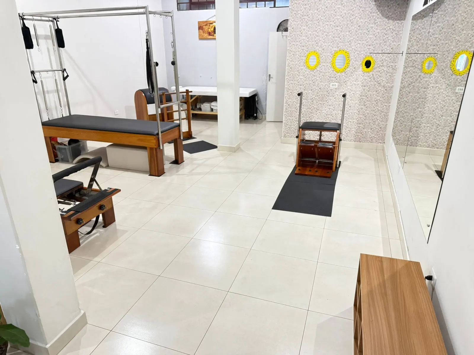 Vista panorâmica do espaço completo — equipamentos de Pilates terapêutico