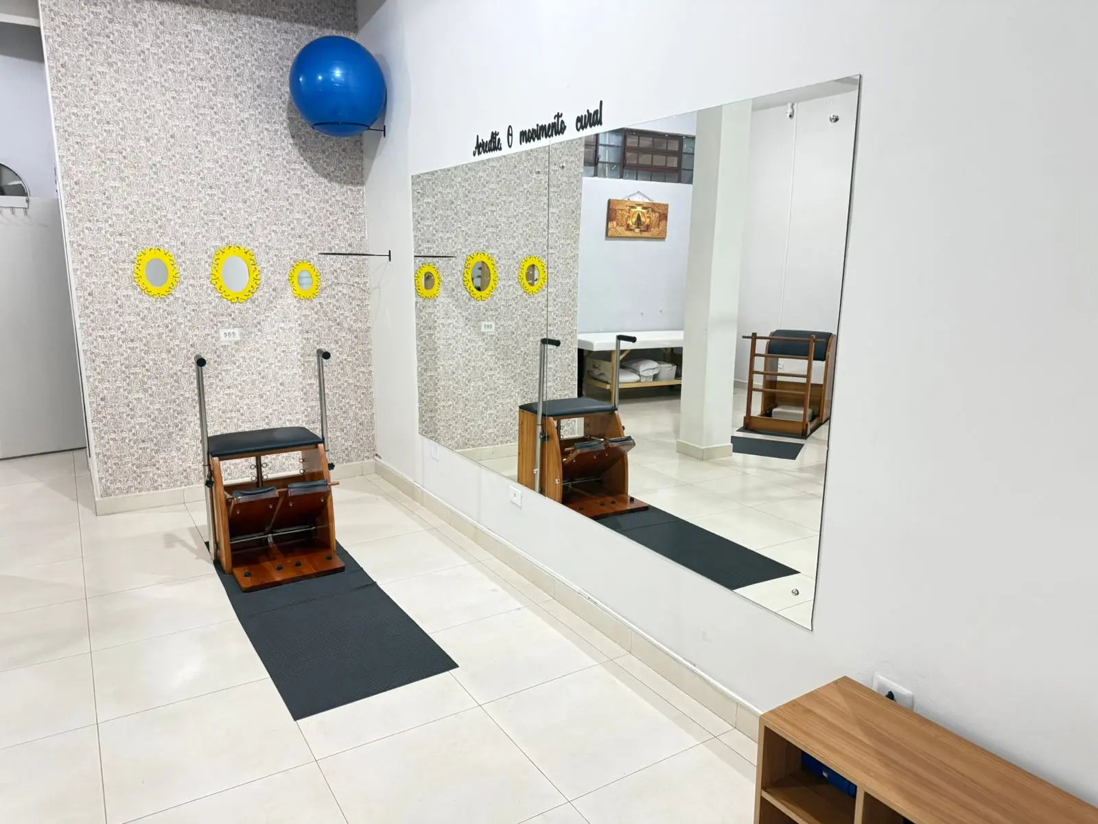 Sala de Pilates com espelho, Wall Unit e acessórios — estúdio Geovana Kohut